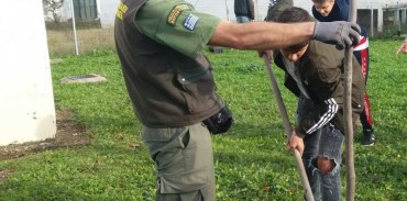 Δεντροφύτευση από τους θηροφύλακες στην αυλή Ειδικού Σχολείου στην Κομοτηνή